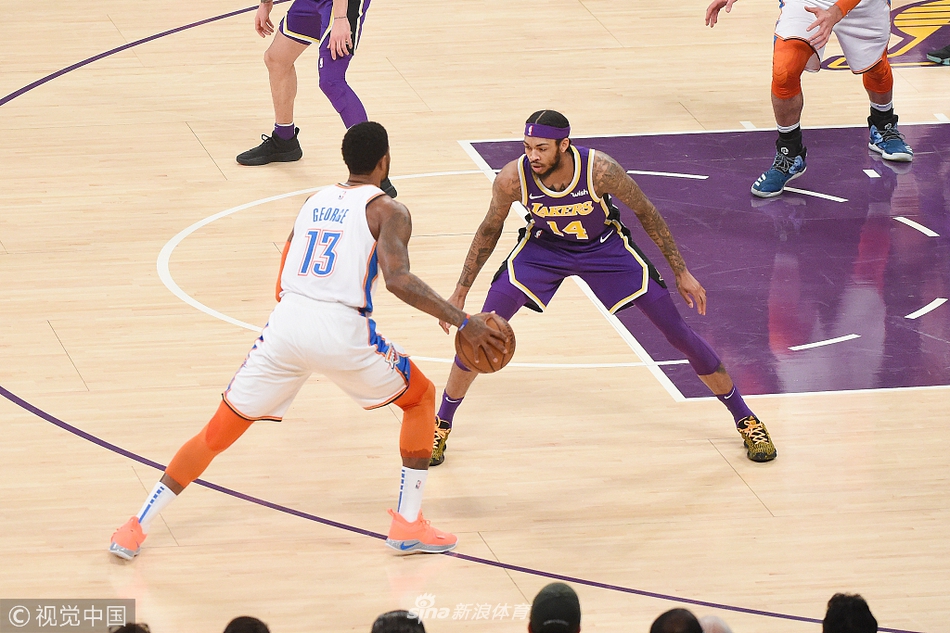 在场上对球 在场上对球